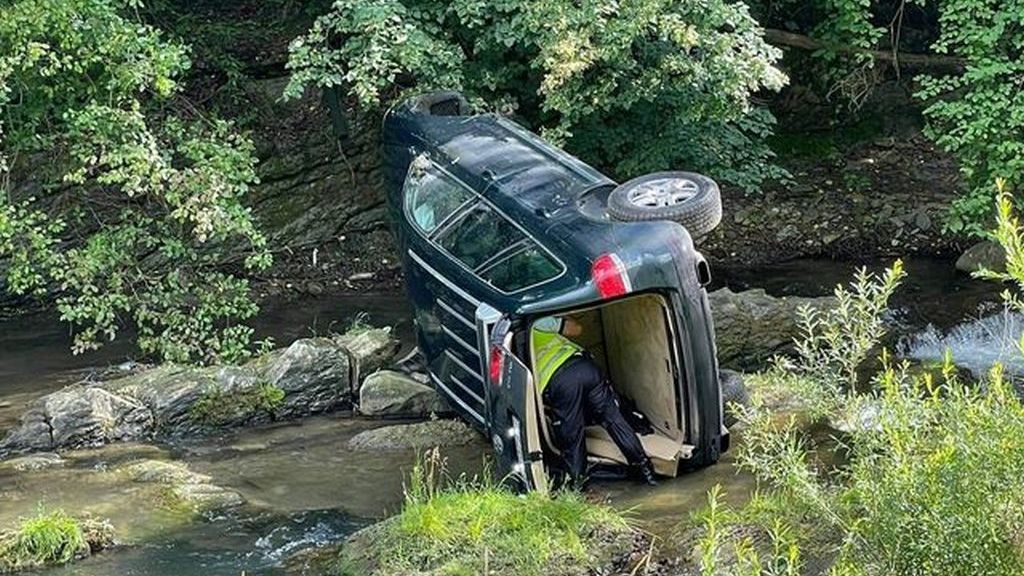Auto s migranty po honičce na Vsetínsku skončilo v řece, policie hledá dva lidi